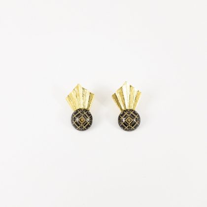 Pendientes Concha mini con tachuela geométrica