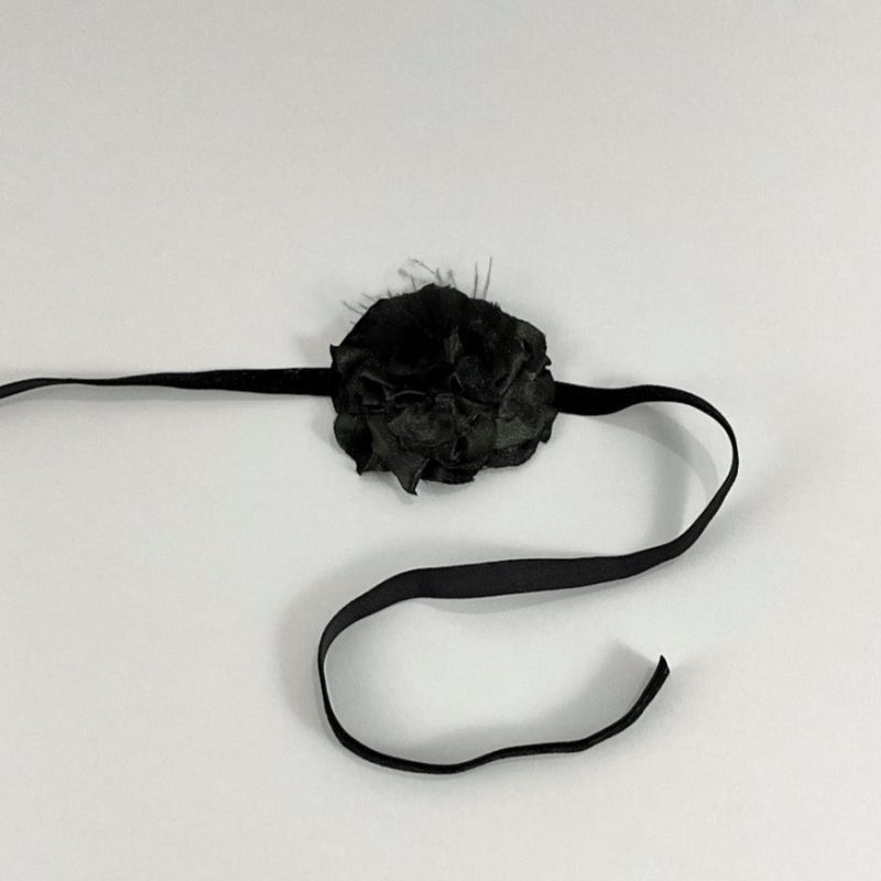 Gargantilla choker Flor de tela y plumitas - Imagen 2