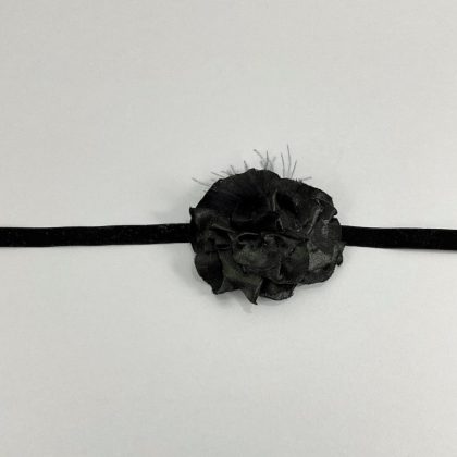 Gargantilla choker Flor de tela y plumitas